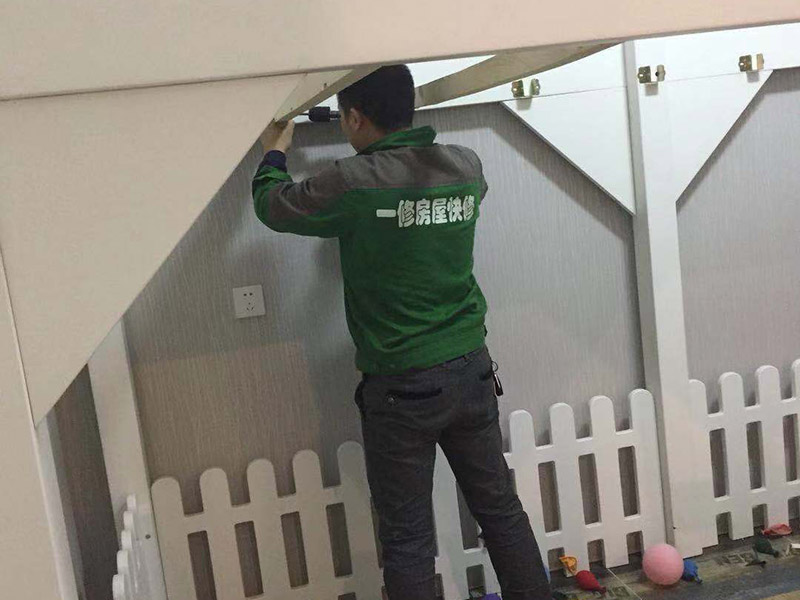 兒童床安裝：先組裝床的支架。螺絲與木板垂直，不要弄偏了。這樣才好使力氣。剛開(kāi)始的時(shí)候不要擰太緊，過(guò)后組裝好后，再加固擰緊。床架安裝好后，就是安裝圍欄了。有一些長(zhǎng)螺絲和短的螺絲，個(gè)人覺(jué)得短的螺絲容易上一些。一邊兩個(gè)螺絲，一共需要上四個(gè)，上完就OK 了。圍欄都安裝好后。接下來(lái)的就非常容易了。就是直接把床板鋪上去了。鋪的時(shí)候注意一下，光滑一些的向上，盡量不要讓床板之間的空隙太大，這樣睡起來(lái)不舒服。