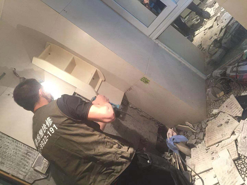 全屋拆除維修：1、首先應(yīng)關(guān)閉天然氣總閥，防止天然氣泄露造成安全隱患。2、用廢舊的毛巾或者衣物將地漏下水管道堵住，防止拆除時(shí)建渣堵塞下水管道。3、拆除時(shí)噪音較大，應(yīng)當(dāng)遵循物管規(guī)定時(shí)間施工，防止對(duì)鄰居造成過度噪音騷擾。4、禁止拆除對(duì)房屋結(jié)構(gòu)有安全隱患的墻體。5、對(duì)于原先暗藏的水電管線走位，拆除后可查看原先線路布局，拆除過程中盡量避免打破水管及電線，若過程中確實(shí)不小心將水管及電線打破了，需將破損的地方做好明顯標(biāo)示，提醒注意。6、拆舊完畢時(shí)應(yīng)及時(shí)清掃樓道及電梯等公共區(qū)域，當(dāng)天清理的建渣，當(dāng)天用建渣車清運(yùn)拉走，維護(hù)好良好的公共環(huán)境。