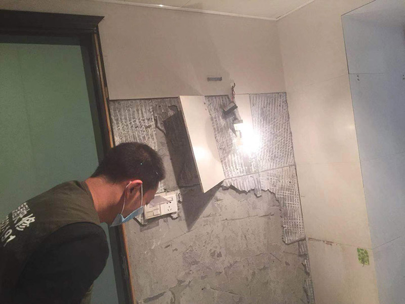 全屋拆除維修：1、首先應(yīng)關(guān)閉天然氣總閥，防止天然氣泄露造成安全隱患。2、用廢舊的毛巾或者衣物將地漏下水管道堵住，防止拆除時(shí)建渣堵塞下水管道。3、拆除時(shí)噪音較大，應(yīng)當(dāng)遵循物管規(guī)定時(shí)間施工，防止對(duì)鄰居造成過度噪音騷擾。4、禁止拆除對(duì)房屋結(jié)構(gòu)有安全隱患的墻體。5、對(duì)于原先暗藏的水電管線走位，拆除后可查看原先線路布局，拆除過程中盡量避免打破水管及電線，若過程中確實(shí)不小心將水管及電線打破了，需將破損的地方做好明顯標(biāo)示，提醒注意。6、拆舊完畢時(shí)應(yīng)及時(shí)清掃樓道及電梯等公共區(qū)域，當(dāng)天清理的建渣，當(dāng)天用建渣車清運(yùn)拉走，維護(hù)好良好的公共環(huán)境。