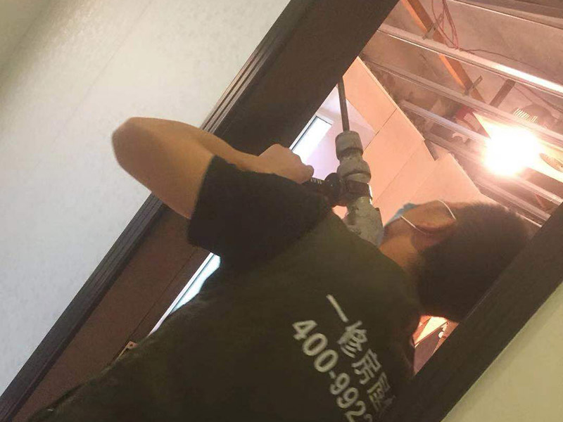 全屋拆除維修：1、首先應(yīng)關(guān)閉天然氣總閥，防止天然氣泄露造成安全隱患。2、用廢舊的毛巾或者衣物將地漏下水管道堵住，防止拆除時(shí)建渣堵塞下水管道。3、拆除時(shí)噪音較大，應(yīng)當(dāng)遵循物管規(guī)定時(shí)間施工，防止對(duì)鄰居造成過度噪音騷擾。4、禁止拆除對(duì)房屋結(jié)構(gòu)有安全隱患的墻體。5、對(duì)于原先暗藏的水電管線走位，拆除后可查看原先線路布局，拆除過程中盡量避免打破水管及電線，若過程中確實(shí)不小心將水管及電線打破了，需將破損的地方做好明顯標(biāo)示，提醒注意。6、拆舊完畢時(shí)應(yīng)及時(shí)清掃樓道及電梯等公共區(qū)域，當(dāng)天清理的建渣，當(dāng)天用建渣車清運(yùn)拉走，維護(hù)好良好的公共環(huán)境。