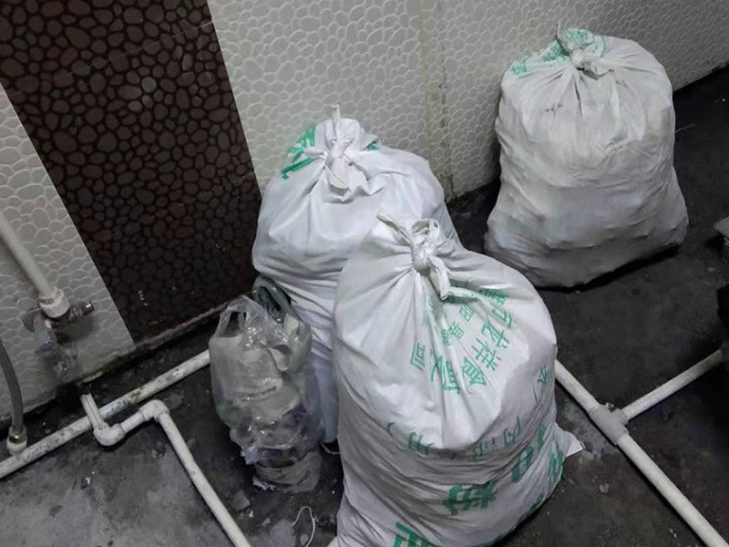 衛(wèi)生間拆改裝修：將不需要或是不滿意的地方進(jìn)行拆除后，留下的成品需要進(jìn)行施工保護(hù)，防止磕碰到，還可防止被上面的重物或是棱角碰壞。水電改造可謂是改造衛(wèi)生間的重點(diǎn)，衛(wèi)生間原有的水電路管線往往有許多不合理的布局，所以在改造過(guò)程中要對(duì)原有的水電路進(jìn)行徹查，看是否存在銹蝕、老化等情況，若有，則需要更換新的電路、水路，如果線路良好，且沒有多大的問(wèn)題，則只需要添加刪減線路就可以了。同時(shí)在改造的時(shí)候最好能做到以后維修和保養(yǎng)都比較方便，然后將其做好隱蔽處理。衛(wèi)生間墻面上要做大約30厘米的防水涂料，以防積水浸透墻面，且要保證涂刷厚度均勻，還需要處理好地面和墻面交界處的各類管件的涂刷。待防水處理完全確定后，等待地面干透就可以做后續(xù)的工程了。