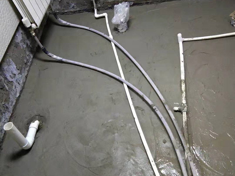 衛(wèi)生間拆改裝修：將不需要或是不滿意的地方進(jìn)行拆除后，留下的成品需要進(jìn)行施工保護(hù)，防止磕碰到，還可防止被上面的重物或是棱角碰壞。水電改造可謂是改造衛(wèi)生間的重點(diǎn)，衛(wèi)生間原有的水電路管線往往有許多不合理的布局，所以在改造過(guò)程中要對(duì)原有的水電路進(jìn)行徹查，看是否存在銹蝕、老化等情況，若有，則需要更換新的電路、水路，如果線路良好，且沒有多大的問(wèn)題，則只需要添加刪減線路就可以了。同時(shí)在改造的時(shí)候最好能做到以后維修和保養(yǎng)都比較方便，然后將其做好隱蔽處理。衛(wèi)生間墻面上要做大約30厘米的防水涂料，以防積水浸透墻面，且要保證涂刷厚度均勻，還需要處理好地面和墻面交界處的各類管件的涂刷。待防水處理完全確定后，等待地面干透就可以做后續(xù)的工程了。