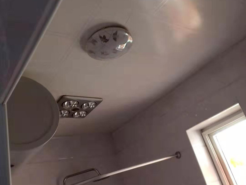 衛(wèi)生間吊頂拆除翻新：1、原有吊頂裝飾物拆除時(shí)，應(yīng)注意盡量拆除干凈，不保留原吊頂裝飾結(jié)構(gòu)。尤其是原吊頂內(nèi)的吊桿、掛件等承載吊頂重量的結(jié)構(gòu)必須拆除，這主要是從今后的安全考慮的。 2、拆除時(shí)要先切斷電源，原有的吊頂內(nèi)電路管線盡量拆除，不要再考慮繼續(xù)使用，因?yàn)樵蹴攦?nèi)電路已經(jīng)基本沒(méi)有利用價(jià)值。 3、拆除時(shí)要考慮原吊頂內(nèi)的設(shè)備和設(shè)施的安全，很多上世紀(jì)的老房吊頂內(nèi)都有暖氣管路，還有一些住宅是中央空調(diào)系統(tǒng)，要避免因拆除時(shí)不注意損壞管線和設(shè)備。 4、廚房和衛(wèi)生間拆除原吊頂時(shí)要避免損壞通風(fēng)道和煙道。