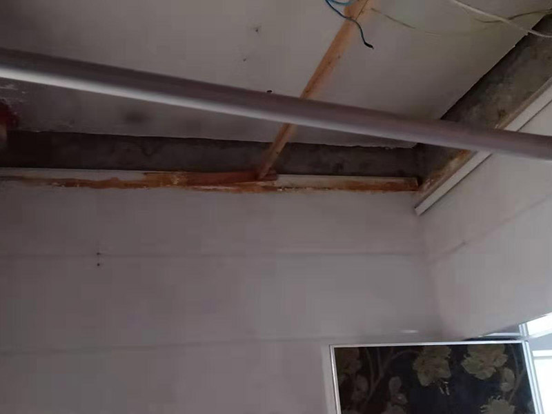 衛(wèi)生間吊頂拆除翻新：1、原有吊頂裝飾物拆除時(shí)，應(yīng)注意盡量拆除干凈，不保留原吊頂裝飾結(jié)構(gòu)。尤其是原吊頂內(nèi)的吊桿、掛件等承載吊頂重量的結(jié)構(gòu)必須拆除，這主要是從今后的安全考慮的。 2、拆除時(shí)要先切斷電源，原有的吊頂內(nèi)電路管線盡量拆除，不要再考慮繼續(xù)使用，因?yàn)樵蹴攦?nèi)電路已經(jīng)基本沒(méi)有利用價(jià)值。 3、拆除時(shí)要考慮原吊頂內(nèi)的設(shè)備和設(shè)施的安全，很多上世紀(jì)的老房吊頂內(nèi)都有暖氣管路，還有一些住宅是中央空調(diào)系統(tǒng)，要避免因拆除時(shí)不注意損壞管線和設(shè)備。 4、廚房和衛(wèi)生間拆除原吊頂時(shí)要避免損壞通風(fēng)道和煙道。