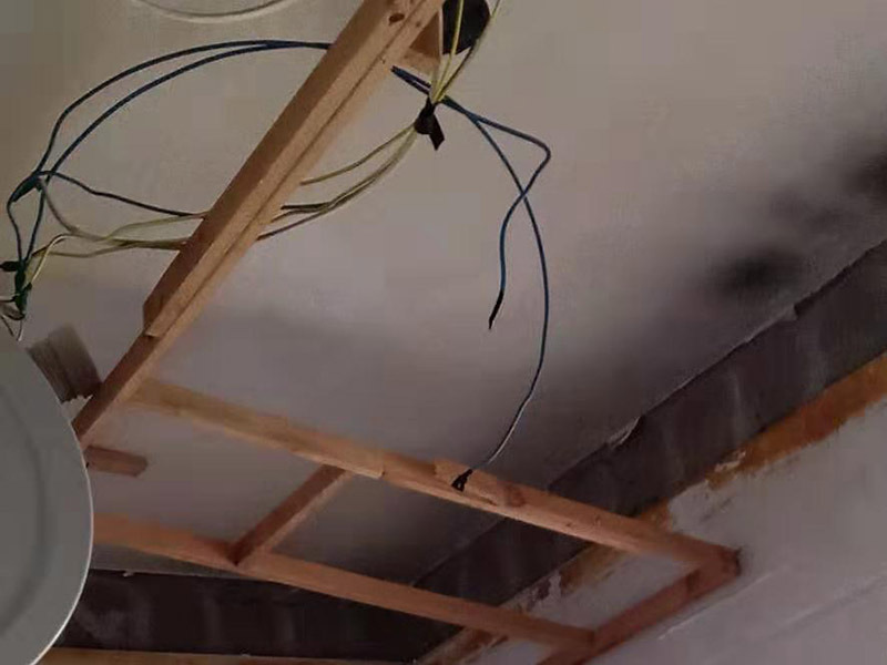 衛(wèi)生間吊頂拆除翻新：1、原有吊頂裝飾物拆除時(shí)，應(yīng)注意盡量拆除干凈，不保留原吊頂裝飾結(jié)構(gòu)。尤其是原吊頂內(nèi)的吊桿、掛件等承載吊頂重量的結(jié)構(gòu)必須拆除，這主要是從今后的安全考慮的。 2、拆除時(shí)要先切斷電源，原有的吊頂內(nèi)電路管線盡量拆除，不要再考慮繼續(xù)使用，因?yàn)樵蹴攦?nèi)電路已經(jīng)基本沒(méi)有利用價(jià)值。 3、拆除時(shí)要考慮原吊頂內(nèi)的設(shè)備和設(shè)施的安全，很多上世紀(jì)的老房吊頂內(nèi)都有暖氣管路，還有一些住宅是中央空調(diào)系統(tǒng)，要避免因拆除時(shí)不注意損壞管線和設(shè)備。 4、廚房和衛(wèi)生間拆除原吊頂時(shí)要避免損壞通風(fēng)道和煙道。