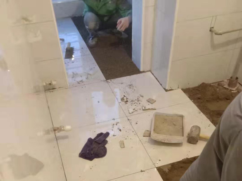 廚房墻地磚鋪貼：將墻面用水泥漿刷一遍，同時(shí)壓實(shí)抹平，如果墻面有不平整的地方，需要用水泥砂漿修補(bǔ)平整。然后根據(jù)設(shè)計(jì)要求在墻面刷一遍防水涂料，按照設(shè)計(jì)要求結(jié)合實(shí)際和選擇的墻磚規(guī)格進(jìn)行排磚、彈線。正式粘貼前用壞了的瓷磚加粘貼劑粘貼在墻或柱上，來控制粘貼瓷磚表面平整度。