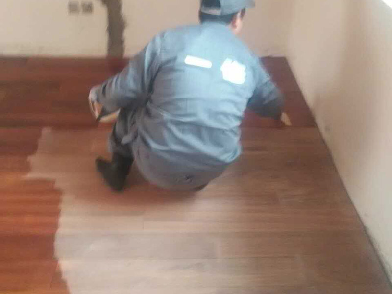 地板打磨翻新：1，首先是用打磨設(shè)備打磨地板，對(duì)室內(nèi)的地板進(jìn)行幾次打磨，先快速打磨一遍，然后再慢慢地打磨，讓塵蒙多日的地板逐漸顯現(xiàn)出它昔日的光澤。 2，是對(duì)地板進(jìn)行修補(bǔ)，在比較大的縫隙里用水性膩?zhàn)友a(bǔ)上，選用的顏色當(dāng)然是和地板相似的。3，上漆，把地板打磨后，填平縫隙，就開始刷一遍底漆。等待底漆干透后，上第二遍面漆，等面漆干透后，就可以刷第二遍面漆。 4，上蠟，整個(gè)過程需要10天左右的時(shí)間吧，到時(shí)候你家的地板就會(huì)煥然一新了。