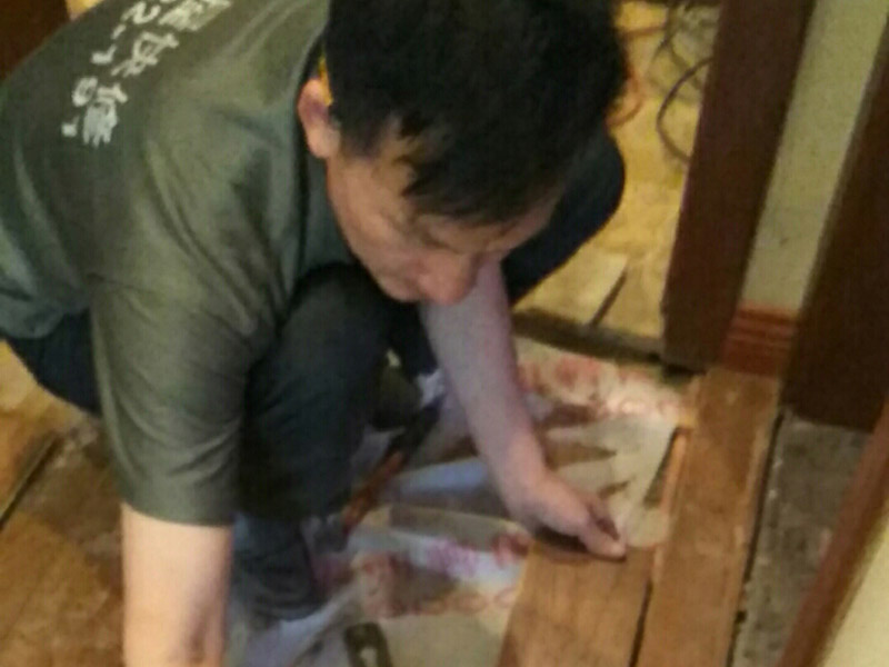 室內(nèi)過道地板鋪貼：地面如果不平整，會導(dǎo)致后期地板翹起等現(xiàn)象出現(xiàn)。首先就需要找平地面。平整度誤差大或與其他地面材料高差大的地面，建議用水泥沙漿作全面找平，否則只需要用防水膠混合水泥砂漿做局部找平處理。 地面找平處理后，注意檢查。尤其是門開合的地方，可以試著鋪上地板，仔細查看門是否開合順暢，如果開合遇阻，需要重新找平。鋪裝地板前，最好對地面進行清潔。對地面進行防水防潮處理，有利于地板的經(jīng)久耐用。地板墊還有減震和保持地面平整的作用，比如哪里有點不平，可以鋪兩層。