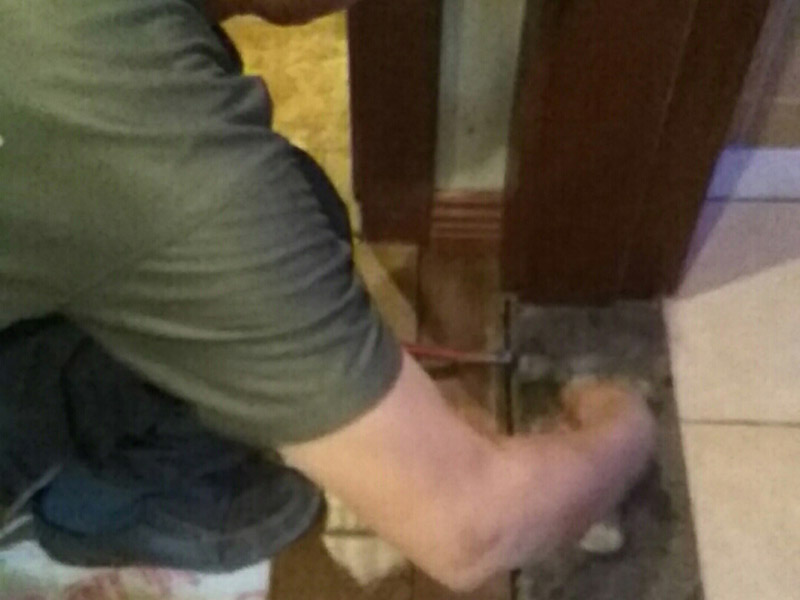 室內(nèi)過道地板鋪貼：地面如果不平整，會導(dǎo)致后期地板翹起等現(xiàn)象出現(xiàn)。首先就需要找平地面。平整度誤差大或與其他地面材料高差大的地面，建議用水泥沙漿作全面找平，否則只需要用防水膠混合水泥砂漿做局部找平處理。 地面找平處理后，注意檢查。尤其是門開合的地方，可以試著鋪上地板，仔細查看門是否開合順暢，如果開合遇阻，需要重新找平。鋪裝地板前，最好對地面進行清潔。對地面進行防水防潮處理，有利于地板的經(jīng)久耐用。地板墊還有減震和保持地面平整的作用，比如哪里有點不平，可以鋪兩層。