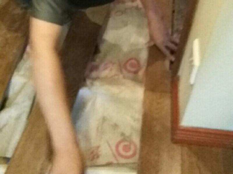 室內(nèi)過道地板鋪貼：地面如果不平整，會導(dǎo)致后期地板翹起等現(xiàn)象出現(xiàn)。首先就需要找平地面。平整度誤差大或與其他地面材料高差大的地面，建議用水泥沙漿作全面找平，否則只需要用防水膠混合水泥砂漿做局部找平處理。 地面找平處理后，注意檢查。尤其是門開合的地方，可以試著鋪上地板，仔細查看門是否開合順暢，如果開合遇阻，需要重新找平。鋪裝地板前，最好對地面進行清潔。對地面進行防水防潮處理，有利于地板的經(jīng)久耐用。地板墊還有減震和保持地面平整的作用，比如哪里有點不平，可以鋪兩層。