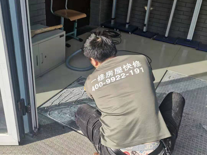 地磚空鼓維修：如果是發(fā)現(xiàn)單塊的地磚空鼓超過(guò)標(biāo)準(zhǔn)，可以要求裝修人員把磚撬開(kāi)了重鋪。方法就是取出空鼓的地磚，可利用吸盤，平直的吊出，然后再按照規(guī)范要求進(jìn)行鋪貼。如果只是小部分松動(dòng)，可以把磚縫清理干凈，用水把地面充分潤(rùn)濕，用水泥漿對(duì)膠水，用膠榔頭輕輕打擊，使水泥漿滲入，滲入后用重物壓使干后就可；如果是一半以上就要重新處理，膠榔頭輕輕打擊地磚，使地磚完全松動(dòng)，清理縫隙，取出 地磚，鑿打地面重新粘貼就可以了；