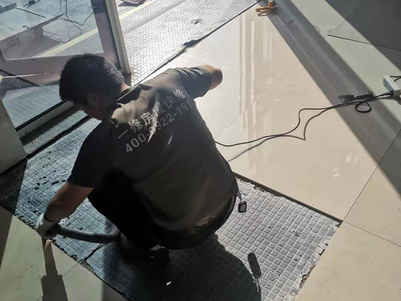 地磚空鼓維修：如果是發(fā)現(xiàn)單塊的地磚空鼓超過(guò)標(biāo)準(zhǔn)，可以要求裝修人員把磚撬開(kāi)了重鋪。方法就是取出空鼓的地磚，可利用吸盤，平直的吊出，然后再按照規(guī)范要求進(jìn)行鋪貼。如果只是小部分松動(dòng)，可以把磚縫清理干凈，用水把地面充分潤(rùn)濕，用水泥漿對(duì)膠水，用膠榔頭輕輕打擊，使水泥漿滲入，滲入后用重物壓使干后就可；如果是一半以上就要重新處理，膠榔頭輕輕打擊地磚，使地磚完全松動(dòng)，清理縫隙，取出 地磚，鑿打地面重新粘貼就可以了；