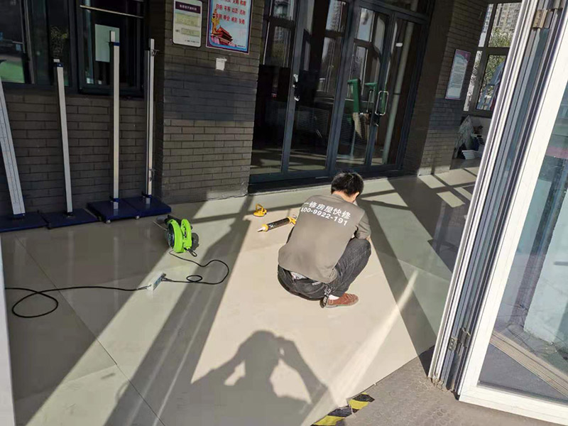 地磚空鼓維修：如果是發(fā)現(xiàn)單塊的地磚空鼓超過(guò)標(biāo)準(zhǔn)，可以要求裝修人員把磚撬開(kāi)了重鋪。方法就是取出空鼓的地磚，可利用吸盤，平直的吊出，然后再按照規(guī)范要求進(jìn)行鋪貼。如果只是小部分松動(dòng)，可以把磚縫清理干凈，用水把地面充分潤(rùn)濕，用水泥漿對(duì)膠水，用膠榔頭輕輕打擊，使水泥漿滲入，滲入后用重物壓使干后就可；如果是一半以上就要重新處理，膠榔頭輕輕打擊地磚，使地磚完全松動(dòng)，清理縫隙，取出 地磚，鑿打地面重新粘貼就可以了；