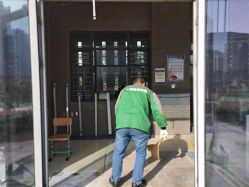 地磚空鼓維修：如果是發(fā)現(xiàn)單塊的地磚空鼓超過(guò)標(biāo)準(zhǔn)，可以要求裝修人員把磚撬開(kāi)了重鋪。方法就是取出空鼓的地磚，可利用吸盤，平直的吊出，然后再按照規(guī)范要求進(jìn)行鋪貼。如果只是小部分松動(dòng)，可以把磚縫清理干凈，用水把地面充分潤(rùn)濕，用水泥漿對(duì)膠水，用膠榔頭輕輕打擊，使水泥漿滲入，滲入后用重物壓使干后就可；如果是一半以上就要重新處理，膠榔頭輕輕打擊地磚，使地磚完全松動(dòng)，清理縫隙，取出 地磚，鑿打地面重新粘貼就可以了；