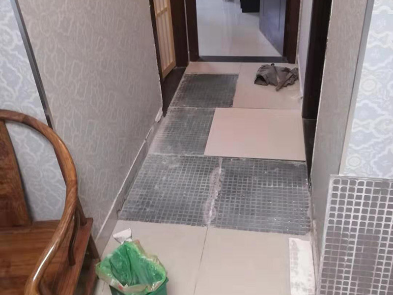 地面瓷磚拆除更換：拆除瓷磚時要用電，而電是從客廳臨時拉的，為了避免在施工過程中發(fā)生觸電的現(xiàn)象，將電拉進(jìn)衛(wèi)生間內(nèi)。其次，舊房改造拆除瓷磚時可以用沖擊電鉆，這種工具方便快捷，可自由更換。但在使用前應(yīng)檢查其是否靈活，可以通過空轉(zhuǎn)一分鐘的方法進(jìn)行檢驗(yàn)。用完之后及時進(jìn)行清理。，梯子也是必不可少的工具之一，它可以幫助工人拆掉處于高處的瓷磚，還可以架起臨時插座。拆磚應(yīng)從下至上進(jìn)行，在施工過程中對地面及時進(jìn)行處理，以免因垃圾過多從而影響后面的工作。同時要處理好房內(nèi)的防水層。拆除插座與水龍頭附近的瓷磚時應(yīng)小心，以免損壞水電設(shè)備。