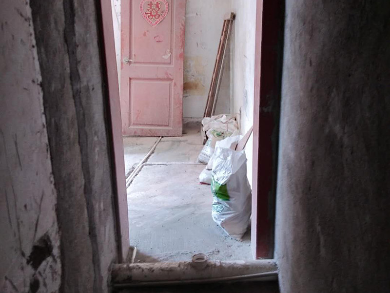 地面瓷磚鋪貼：1、混凝土地面應(yīng)將基層鑿毛，鑿毛深度5~10毫米，鑿毛痕的間距為30毫米左右。之后，清凈浮灰，砂漿、油漬，產(chǎn)散水刷少將地面。 2、鋪貼前應(yīng)彈好線，在地面彈出與門道口成直角的基準(zhǔn)線,彈線應(yīng)從門口開(kāi)始,以保證進(jìn)口處為整磚,非整磚置于陰角或家具下面,彈線應(yīng)彈出縱橫定位控制線。 3、鋪貼陶瓷地面磚前，應(yīng)先將陶瓷地面磚浸泡陰干。 4、鋪貼時(shí)，水泥砂漿應(yīng)飽滿地抹在陶瓷地面磚背面，鋪貼后用橡皮棰敲實(shí)。同時(shí)，用水平尺檢查校正，擦凈表面水泥砂漿。 5、鋪貼完2~3小時(shí)后，用白水泥擦縫，用水泥、砂子=1：1(體積比)的水泥砂漿,縫要填充密實(shí),平整光滑。再用棉絲將表面擦凈。