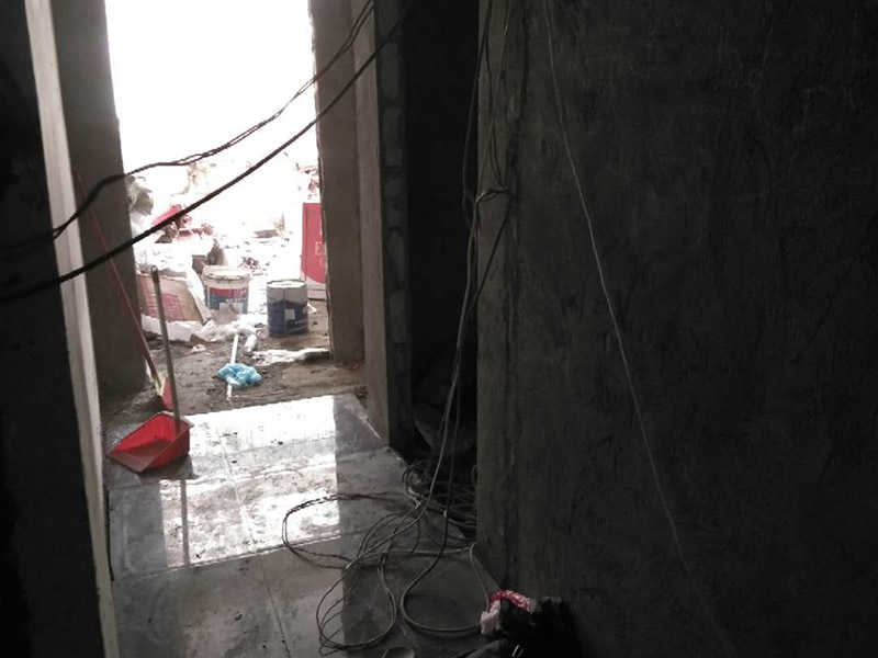 地面瓷磚鋪貼：1、混凝土地面應(yīng)將基層鑿毛，鑿毛深度5~10毫米，鑿毛痕的間距為30毫米左右。之后，清凈浮灰，砂漿、油漬，產(chǎn)散水刷少將地面。 2、鋪貼前應(yīng)彈好線，在地面彈出與門道口成直角的基準(zhǔn)線,彈線應(yīng)從門口開(kāi)始,以保證進(jìn)口處為整磚,非整磚置于陰角或家具下面,彈線應(yīng)彈出縱橫定位控制線。 3、鋪貼陶瓷地面磚前，應(yīng)先將陶瓷地面磚浸泡陰干。 4、鋪貼時(shí)，水泥砂漿應(yīng)飽滿地抹在陶瓷地面磚背面，鋪貼后用橡皮棰敲實(shí)。同時(shí)，用水平尺檢查校正，擦凈表面水泥砂漿。 5、鋪貼完2~3小時(shí)后，用白水泥擦縫，用水泥、砂子=1：1(體積比)的水泥砂漿,縫要填充密實(shí),平整光滑。再用棉絲將表面擦凈。