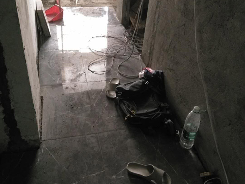 地面瓷磚鋪貼：1、混凝土地面應(yīng)將基層鑿毛，鑿毛深度5~10毫米，鑿毛痕的間距為30毫米左右。之后，清凈浮灰，砂漿、油漬，產(chǎn)散水刷少將地面。 2、鋪貼前應(yīng)彈好線，在地面彈出與門道口成直角的基準(zhǔn)線,彈線應(yīng)從門口開(kāi)始,以保證進(jìn)口處為整磚,非整磚置于陰角或家具下面,彈線應(yīng)彈出縱橫定位控制線。 3、鋪貼陶瓷地面磚前，應(yīng)先將陶瓷地面磚浸泡陰干。 4、鋪貼時(shí)，水泥砂漿應(yīng)飽滿地抹在陶瓷地面磚背面，鋪貼后用橡皮棰敲實(shí)。同時(shí)，用水平尺檢查校正，擦凈表面水泥砂漿。 5、鋪貼完2~3小時(shí)后，用白水泥擦縫，用水泥、砂子=1：1(體積比)的水泥砂漿,縫要填充密實(shí),平整光滑。再用棉絲將表面擦凈。