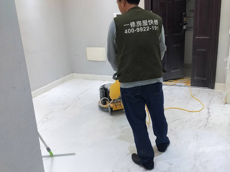 地面石材打磨翻新：用干燥清潔的地拖清理干凈，地面無(wú)沙粒、雜質(zhì)。石材表面整體清理完成后，用云石膠對(duì)每塊石材上面小的破損點(diǎn)和石材中縫進(jìn)行修補(bǔ)；待云石膠干燥以后，使用打磨機(jī)對(duì)整體地面進(jìn)行打磨，整體橫向打磨，重點(diǎn)打磨石材間的嵌縫膠處以及邊緣處，保持整體石材地面平整。完成第一遍的打磨，重新進(jìn)行云石膠嵌縫，嵌縫完成繼續(xù)進(jìn)行第二次打磨，再用石材翻新機(jī)配上鋼金石水磨片由粗到細(xì)，共需完成七次打磨打磨最終地面整體平整、光滑。