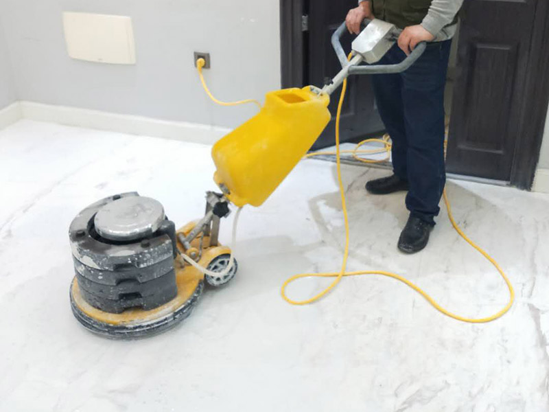 地面石材打磨翻新：用干燥清潔的地拖清理干凈，地面無(wú)沙粒、雜質(zhì)。石材表面整體清理完成后，用云石膠對(duì)每塊石材上面小的破損點(diǎn)和石材中縫進(jìn)行修補(bǔ)；待云石膠干燥以后，使用打磨機(jī)對(duì)整體地面進(jìn)行打磨，整體橫向打磨，重點(diǎn)打磨石材間的嵌縫膠處以及邊緣處，保持整體石材地面平整。完成第一遍的打磨，重新進(jìn)行云石膠嵌縫，嵌縫完成繼續(xù)進(jìn)行第二次打磨，再用石材翻新機(jī)配上鋼金石水磨片由粗到細(xì)，共需完成七次打磨打磨最終地面整體平整、光滑。