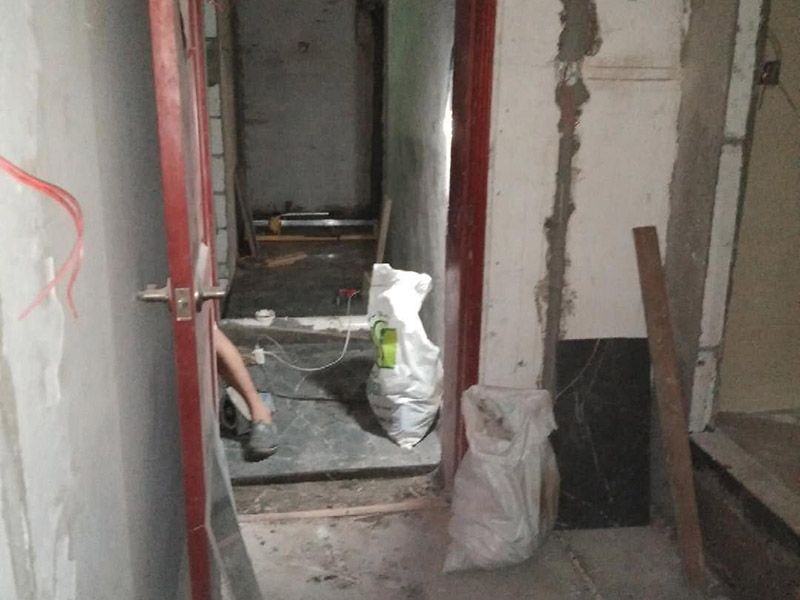 地面水電線路鋪設(shè)：水電改造的第一步是水電定位，也就是根據(jù)用戶的需要確定出全屋開關(guān)插座的位置和水路接口的位置，水電工要根據(jù)開關(guān)、插座、水龍頭的位置確定線路走向，并按照?qǐng)D紙的設(shè)計(jì)向裝修業(yè)主進(jìn)行說明。水電改造時(shí)要注意&ldquo;水走天、電走地&rdquo;原則，即水管走天棚，強(qiáng)、弱電盡量走地面，且強(qiáng)、弱電之間不能互相交叉，之間的平行距離要大于30厘米。水電定位之后，接下來就是打槽了。好的打槽師傅打出的槽基本是一條直線，而且槽邊基本沒有什么毛齒。注意打槽之前，務(wù)必讓水電工將所有的水電走向在墻上劃出來標(biāo)明，記得對(duì)照水電圖，看是否一致。