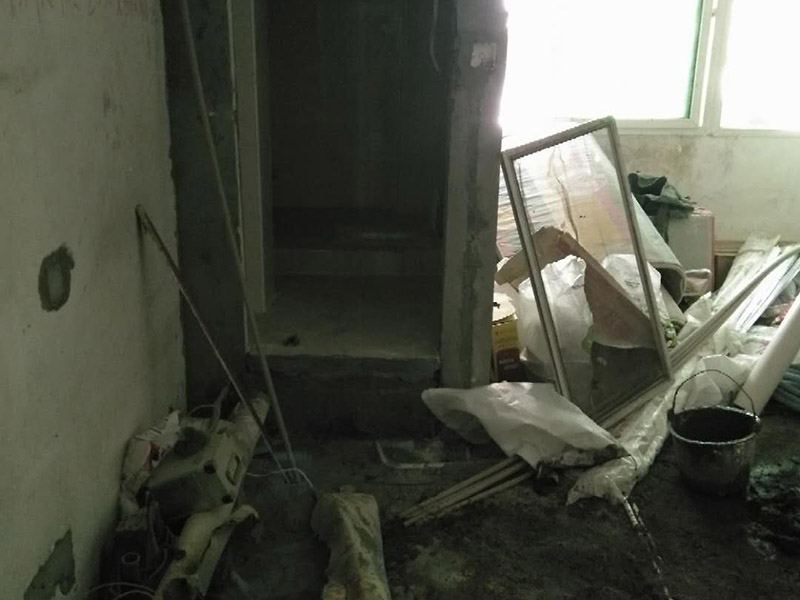 地面水電線路鋪設(shè)：水電改造的第一步是水電定位，也就是根據(jù)用戶的需要確定出全屋開關(guān)插座的位置和水路接口的位置，水電工要根據(jù)開關(guān)、插座、水龍頭的位置確定線路走向，并按照?qǐng)D紙的設(shè)計(jì)向裝修業(yè)主進(jìn)行說明。水電改造時(shí)要注意&ldquo;水走天、電走地&rdquo;原則，即水管走天棚，強(qiáng)、弱電盡量走地面，且強(qiáng)、弱電之間不能互相交叉，之間的平行距離要大于30厘米。水電定位之后，接下來就是打槽了。好的打槽師傅打出的槽基本是一條直線，而且槽邊基本沒有什么毛齒。注意打槽之前，務(wù)必讓水電工將所有的水電走向在墻上劃出來標(biāo)明，記得對(duì)照水電圖，看是否一致。