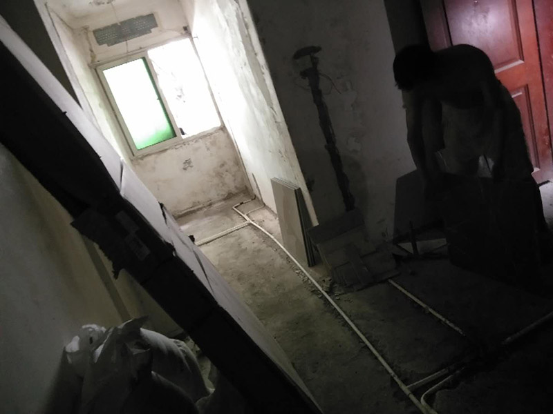 地面水電線路鋪設(shè)：水電改造的第一步是水電定位，也就是根據(jù)用戶的需要確定出全屋開關(guān)插座的位置和水路接口的位置，水電工要根據(jù)開關(guān)、插座、水龍頭的位置確定線路走向，并按照?qǐng)D紙的設(shè)計(jì)向裝修業(yè)主進(jìn)行說明。水電改造時(shí)要注意&ldquo;水走天、電走地&rdquo;原則，即水管走天棚，強(qiáng)、弱電盡量走地面，且強(qiáng)、弱電之間不能互相交叉，之間的平行距離要大于30厘米。水電定位之后，接下來就是打槽了。好的打槽師傅打出的槽基本是一條直線，而且槽邊基本沒有什么毛齒。注意打槽之前，務(wù)必讓水電工將所有的水電走向在墻上劃出來標(biāo)明，記得對(duì)照水電圖，看是否一致。