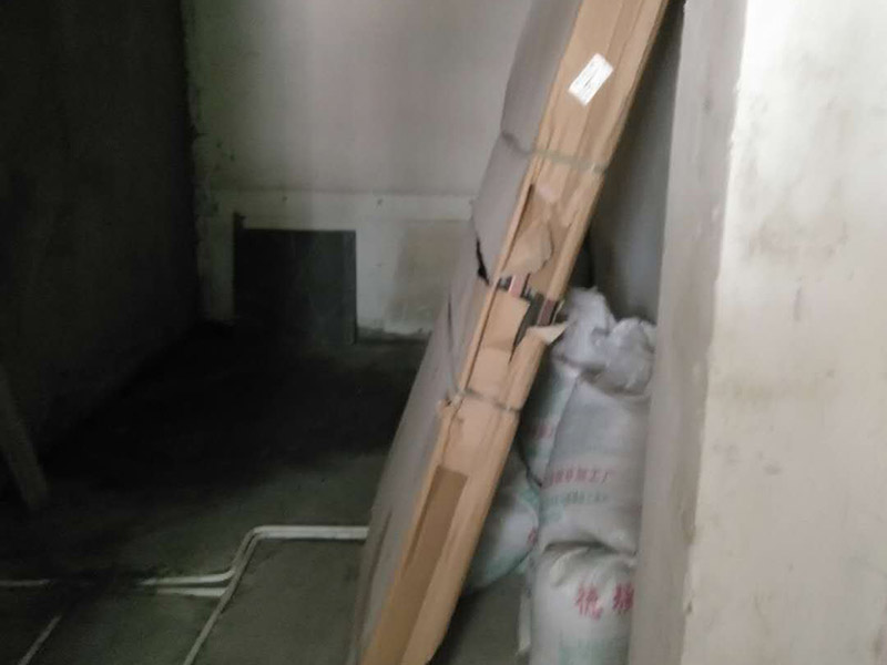 地面水電線路鋪設(shè)：水電改造的第一步是水電定位，也就是根據(jù)用戶的需要確定出全屋開關(guān)插座的位置和水路接口的位置，水電工要根據(jù)開關(guān)、插座、水龍頭的位置確定線路走向，并按照?qǐng)D紙的設(shè)計(jì)向裝修業(yè)主進(jìn)行說明。水電改造時(shí)要注意&ldquo;水走天、電走地&rdquo;原則，即水管走天棚，強(qiáng)、弱電盡量走地面，且強(qiáng)、弱電之間不能互相交叉，之間的平行距離要大于30厘米。水電定位之后，接下來就是打槽了。好的打槽師傅打出的槽基本是一條直線，而且槽邊基本沒有什么毛齒。注意打槽之前，務(wù)必讓水電工將所有的水電走向在墻上劃出來標(biāo)明，記得對(duì)照水電圖，看是否一致。