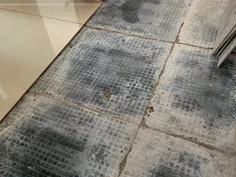 地磚拆除維修：其實關于拆除地板磚的方法還是比較簡單的。首先要撬開大門口的那塊地磚，因為那塊地磚是有一邊露在外面的所以比較容易撬開。再用扁的鑿子一片一片的往里撬，如果水泥砂漿做的不是特別牢固的話可以直接用錘子把扁撬敲擊地磚和水泥地中間的縫隙。