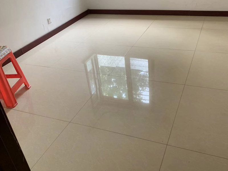 地磚拆除維修：其實關于拆除地板磚的方法還是比較簡單的。首先要撬開大門口的那塊地磚，因為那塊地磚是有一邊露在外面的所以比較容易撬開。再用扁的鑿子一片一片的往里撬，如果水泥砂漿做的不是特別牢固的話可以直接用錘子把扁撬敲擊地磚和水泥地中間的縫隙。