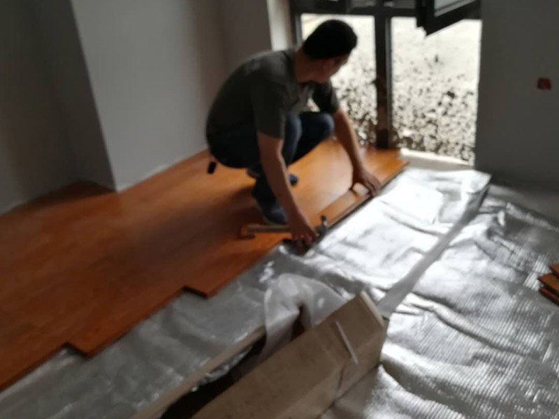 木地板安裝：要鋪設(shè)實木地板的空間清理干凈，去除地面的污漬，同時將地面凹凸不平的部分，利用找平或自流平的方式將其統(tǒng)一成同一高度。接下來就是安裝防潮地墊了。安裝防潮地墊有兩個好處，一方面防潮地墊可以進一步彌補地面的不平整，另一方面因防潮地墊本身的特性，它可以增強實木地板的防潮性，增長實木地板的使用壽命，一舉兩得。確定好擺放的方向和大體格局，另一方面需要對部分實木地板進行切割，我們可以選擇一些不太優(yōu)質(zhì)的實木地板進行切割，留下好的部分作為一些邊邊角角的鋪設(shè)材料。最后一步就是要考慮到實木地板自身會因為天氣而熱脹冷縮，所以在鋪貼時要預(yù)留一些空間，大概是小于等于1mm左右，這樣可以預(yù)防實木地板日后膨脹變形。如果在鋪設(shè)時沒有預(yù)留空間，那么在日后使用中出現(xiàn)了嚴(yán)重的起鼓等情況時，就只能將地板拆除，重新安裝，這樣會使得我們的家居生活十分地不方便。