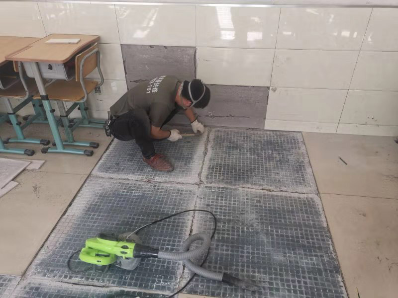 地面空鼓維修：如果是發(fā)現(xiàn)單塊的地磚空鼓超過標(biāo)準(zhǔn)，可以要求裝修人員把磚撬開了重鋪。方法就是取出空鼓的地磚，可利用吸盤，平直的吊出，然后再按照規(guī)范要求進行鋪貼。如果只是小部分松動，可以把磚縫清理干凈，用水把地面充分潤濕，用水泥漿對膠水，用膠榔頭輕輕打擊，使水泥漿滲入，滲入后用重物壓使干后就可；如果是一半以上就要重新處理，膠榔頭輕輕打擊地磚，使地磚完全松動，清理縫隙，取出 地磚，鑿打地面重新粘貼就可以了；