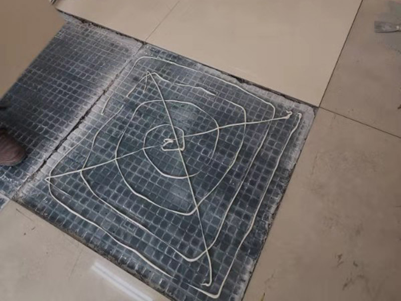 地面空鼓維修：如果是發(fā)現(xiàn)單塊的地磚空鼓超過標(biāo)準(zhǔn)，可以要求裝修人員把磚撬開了重鋪。方法就是取出空鼓的地磚，可利用吸盤，平直的吊出，然后再按照規(guī)范要求進行鋪貼。如果只是小部分松動，可以把磚縫清理干凈，用水把地面充分潤濕，用水泥漿對膠水，用膠榔頭輕輕打擊，使水泥漿滲入，滲入后用重物壓使干后就可；如果是一半以上就要重新處理，膠榔頭輕輕打擊地磚，使地磚完全松動，清理縫隙，取出 地磚，鑿打地面重新粘貼就可以了；