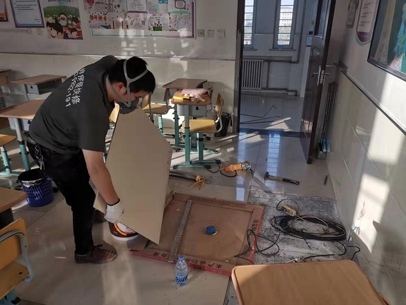 地磚切割鋪貼：瓷磚膠是一種新型的鋪磚輔材，它主要的特點是粘接強(qiáng)度高、耐水、貼出來比較薄，節(jié)省空間，施工起來也比較方便；缺點就是相對于水泥而言成本較高。傳統(tǒng)的水泥河沙貼磚，施工步驟復(fù)雜有濕墻，泡磚，支撐等步驟，不僅施工的效率比較低，貼結(jié)的效果也不好，過不久就容易出現(xiàn)瓷磚空鼓，脫落等情況。而專用的瓷麗貼貼結(jié)材料，不僅可以省略濕墻，泡磚等步驟，方便性上更優(yōu)于傳統(tǒng)的水泥砂漿，它的實用性強(qiáng)。