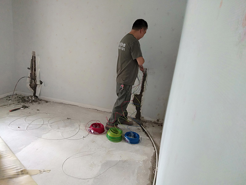 安裝PVC線管穿線：水電安裝的步驟是彈線、開槽(根據(jù)具體情況定)、布管、穿線、驗(yàn)收、封管，這樣水電就算安裝完畢，1、用扁鑿和錘子按設(shè)計(jì)好的線路把墻開槽，深度和寬度根據(jù)下線管直徑確定；2、根據(jù)長度用手鋼鋸把下線管裁剪到合適長度；3、把電線穿進(jìn)下線管；4、把下線管用線卡子固定在開出的線槽；5、和好水泥，把水泥抹進(jìn)墻槽，用抹泥刀抹平；6、打膩?zhàn)?、刷涂料? width=