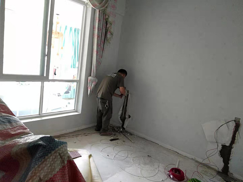 安裝PVC線管穿線：水電安裝的步驟是彈線、開槽(根據(jù)具體情況定)、布管、穿線、驗(yàn)收、封管，這樣水電就算安裝完畢，1、用扁鑿和錘子按設(shè)計(jì)好的線路把墻開槽，深度和寬度根據(jù)下線管直徑確定；2、根據(jù)長度用手鋼鋸把下線管裁剪到合適長度；3、把電線穿進(jìn)下線管；4、把下線管用線卡子固定在開出的線槽；5、和好水泥，把水泥抹進(jìn)墻槽，用抹泥刀抹平；6、打膩?zhàn)?、刷涂料? width=