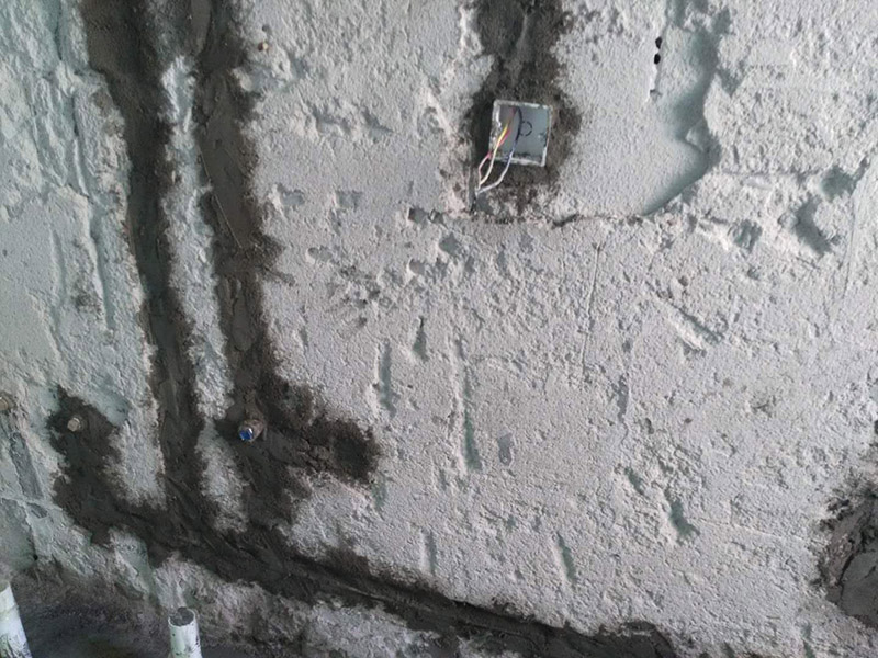 水電改造維修：按走向進行墻面或地面開槽，開槽過程中，不允許出現(xiàn)墻面橫向開槽大于30cm的現(xiàn)象，因為橫向開槽將破壞整樓的承重，使得抗震能力降低而且墻面容易開裂。如果是保溫墻的話，開很長的橫槽有可能會導致開槽上部的保溫層整體脫落。墻面開槽一般都應該是豎向垂直開槽。埋入管線(包括布線和接好管道)和暗盒，電路施工時先安裝管路，然后再穿導線，這樣可以避免將來換線出現(xiàn)導線無法抽動的現(xiàn)象。穿管不能使用軟管，防止出現(xiàn)死角。同時電路接頭不要裸露在外面，應該安裝在線盒內(nèi)，分線盒之間不允許有接頭。檢測電路，對水路進行試壓，驗收檢查合格后要注意保存好電路施工圖紙，圖紙要與實際相一致，同時圖紙上要標明導線規(guī)格及開關、插座位置。