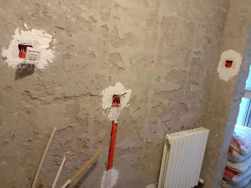 廚房線路改造：插座、照明分線走：插座要設(shè)地線以保證用電安全，共有3根電線，而照明系統(tǒng)不用設(shè)地線，只有兩根線，因此兩支路線最好分開，即使電路出現(xiàn)問題也便于維修。開關(guān)插座遠離水槽灶具：廚房開關(guān)和插座如果靠近灶具，溫度較高容易加速電路老化;也要遠離水槽，避免受潮而發(fā)生漏電事故。凈水器的電源開關(guān)和插座最好放在水槽柜的旁邊，使用防水開關(guān)和插座，避免因為潮濕而漏電。