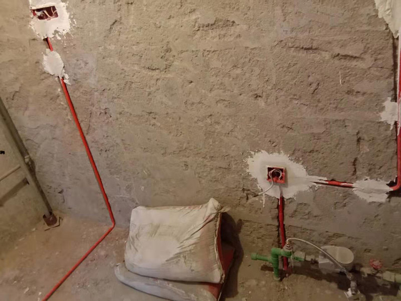 廚房線路改造：插座、照明分線走：插座要設(shè)地線以保證用電安全，共有3根電線，而照明系統(tǒng)不用設(shè)地線，只有兩根線，因此兩支路線最好分開，即使電路出現(xiàn)問題也便于維修。開關(guān)插座遠離水槽灶具：廚房開關(guān)和插座如果靠近灶具，溫度較高容易加速電路老化;也要遠離水槽，避免受潮而發(fā)生漏電事故。凈水器的電源開關(guān)和插座最好放在水槽柜的旁邊，使用防水開關(guān)和插座，避免因為潮濕而漏電。