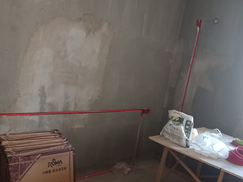 電路改造維修：進場后立即準確將水平線彈好，在墻面和地面上先做出線路走向的標記，確定好未來暗盒的安裝位置，電源插座及各種接線盒按統一高低標準施工。做好開線槽的準備。同一室內的開關插座應該處于同一水平線上。一般開關在1.4m高度，插座在30cm。另外床頭開關建議在90cm，方便在床上操作?？蛷d電視柜后面的插座高度在20cm左右，防止超出電視柜高度。使用專用PVC阻燃型電線管，管壁厚以人站在上面不會踩扁為好。線管在線槽中必須固定，線盒與線管相接時應使用鎖母，直管每隔80公分使用一個管卡，拐角處每隔20公分使用一個管卡。