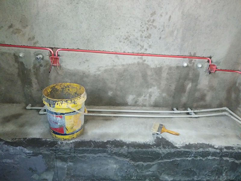 電路線槽安裝：明裝電線槽固定，還要視墻面情況而定，可以用的方法也很多，比如自攻釘、鋼釘、膠粘和膨脹塞等，都可以將明裝電線槽固定好。但千萬別用玻璃膠粘，玻璃膠對(duì)銅線的輻射性太大。1、線槽平整無扭曲變形，內(nèi)壁無毛刺，接縫處緊密平直，各種附件齊全。 2、線槽連接口處應(yīng)平整，接縫處緊密平直，槽蓋裝上應(yīng)平整，無翹角，出線口位置正確。 3、線槽經(jīng)過變形縫時(shí)，線槽本身應(yīng)斷開，線槽內(nèi)用連接板連接，不得固定，保護(hù)地線應(yīng)有補(bǔ)償余量，線槽CT300＊100以下與橫旦固定1個(gè)螺栓，CT400＊100以上必須固定2個(gè)螺栓。 4、非金屬線槽所有非導(dǎo)電部分均應(yīng)相應(yīng)連接和跨接，使之成為一個(gè)整體，并做好整體連接。 5、敷設(shè)在豎井內(nèi)的線槽和穿越不同防火區(qū)的線槽，按設(shè)計(jì)要求位置設(shè)防火隔堵措施。 6、直線端的鋼制線槽長(zhǎng)度超過30m加伸縮節(jié)，電纜線槽跨變形縫處設(shè)補(bǔ)償裝置。 7、金屬電纜線槽間及其支架全長(zhǎng)應(yīng)不小于2處與接地（PE）或接零（PEN）干線相連接。 8、非鍍鋅電纜線槽間連接板的兩端跨接銅芯接地線，接地線最小允許截面積不小于BVR－4mm。 9、鍍鋅電纜線槽間連接板的兩端不跨接接地線，但連接板兩端不小于2個(gè)有防松螺帽或防松墊圈的連接固定螺栓。