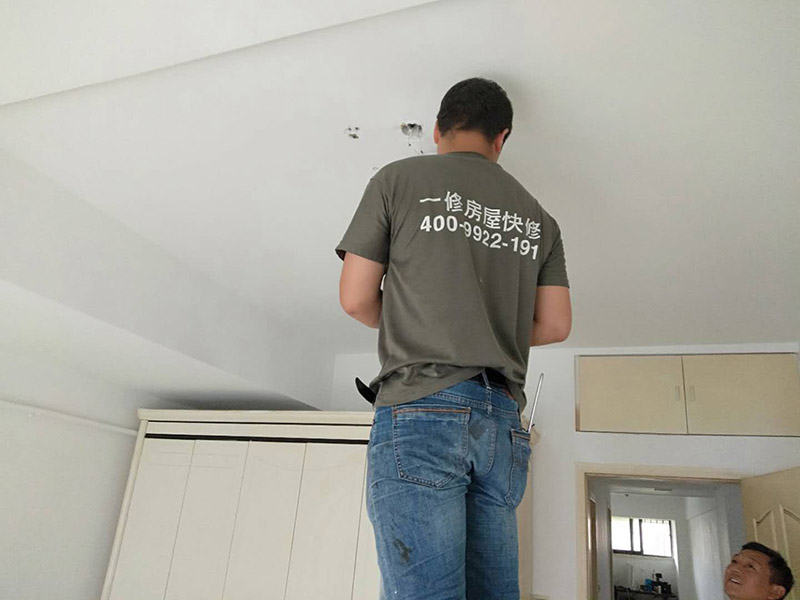 臥室頂燈安裝：選擇造型簡約的臥室頂燈，光源為乳白色光，然后運(yùn)用光檐照明，使光經(jīng)過頂棚或墻壁反射出來，非常的柔和怡人，還可以安裝一些嵌入式射燈，形成光源相輔相成，更加典雅溫馨。臥室頂燈不能安裝在床頭的上方，這樣會(huì)給人們睡眠帶來不便，會(huì)給人的精神帶來壓力。 臥室頂燈光源顏色以白色或者黃色為佳，因?yàn)榘咨庠催m合人們生活習(xí)慣，而黃色光源具有招財(cái)寓;