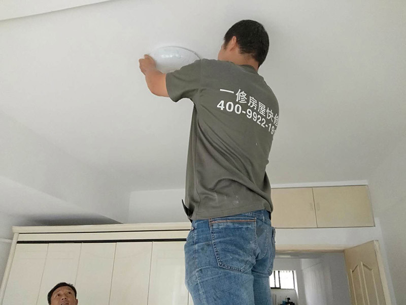 臥室頂燈安裝：選擇造型簡約的臥室頂燈，光源為乳白色光，然后運(yùn)用光檐照明，使光經(jīng)過頂棚或墻壁反射出來，非常的柔和怡人，還可以安裝一些嵌入式射燈，形成光源相輔相成，更加典雅溫馨。臥室頂燈不能安裝在床頭的上方，這樣會(huì)給人們睡眠帶來不便，會(huì)給人的精神帶來壓力。 臥室頂燈光源顏色以白色或者黃色為佳，因?yàn)榘咨庠催m合人們生活習(xí)慣，而黃色光源具有招財(cái)寓;