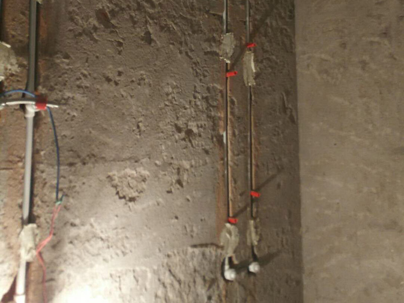 線管開槽安裝：水管管路開槽&rarr;水路管道安裝 &rarr;水路管道檢查 &rarr;二次防水 &rarr;電線線路開槽 &rarr;電線電路布線 須平行走線的管路一律控制在60-90厘米高(從地面算起)，有水龍頭的管路必須垂直。深度控制在4厘米。線槽開好后施工負(fù)責(zé)人記好開槽管路尺寸、位置。方便以后潔具安裝時(shí)知道管路的位置。通過施工圖施工人員與業(yè)主商量水域位置與使用功能。安排水電師傅排放安裝好所有的水龍頭及用水位置。