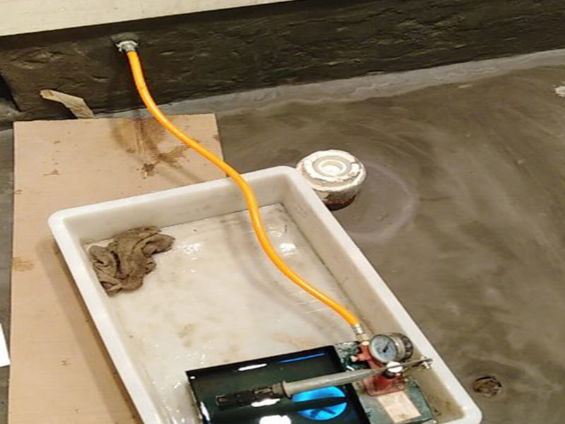 廁所防水，水管打壓測試：首先要進(jìn)行地面處理，確保地面干凈，沒有任何雜物污染，基層表面堅(jiān)實(shí)，無脫皮等現(xiàn)象，我們還要進(jìn)行地面找平，保證地面平整，沒有較大的缺陷和補(bǔ)痕。防水涂料要刷全面，與基層結(jié)合牢固，不會出現(xiàn)氣泡，脫落等問題。我們涂刷時(shí)，要由下至上，先墻后地涂刷。一般來說，衛(wèi)生間的防水要做到180厘米，非淋浴墻面防水不能低于35厘米。小編建議防水統(tǒng)一做到180厘米。刷涂料不僅要注意高度，還有注意涂刷的厚度，國家規(guī)定防水涂料要涂到1.5毫米厚。防水涂料是要刷兩遍，第二遍涂料是要等第一遍涂料干透之后才能開始刷。