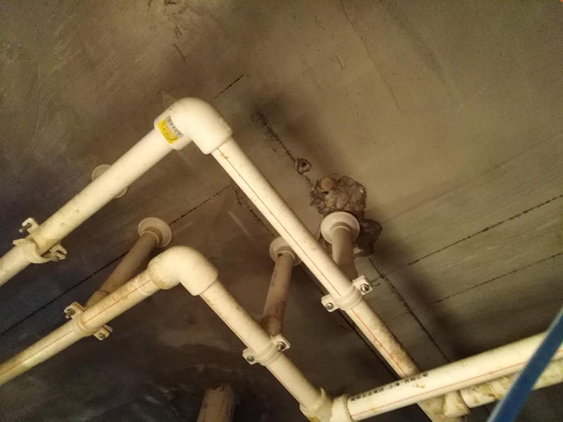 廁所防水，水管打壓測試：首先要進(jìn)行地面處理，確保地面干凈，沒有任何雜物污染，基層表面堅(jiān)實(shí)，無脫皮等現(xiàn)象，我們還要進(jìn)行地面找平，保證地面平整，沒有較大的缺陷和補(bǔ)痕。防水涂料要刷全面，與基層結(jié)合牢固，不會出現(xiàn)氣泡，脫落等問題。我們涂刷時(shí)，要由下至上，先墻后地涂刷。一般來說，衛(wèi)生間的防水要做到180厘米，非淋浴墻面防水不能低于35厘米。小編建議防水統(tǒng)一做到180厘米。刷涂料不僅要注意高度，還有注意涂刷的厚度，國家規(guī)定防水涂料要涂到1.5毫米厚。防水涂料是要刷兩遍，第二遍涂料是要等第一遍涂料干透之后才能開始刷。