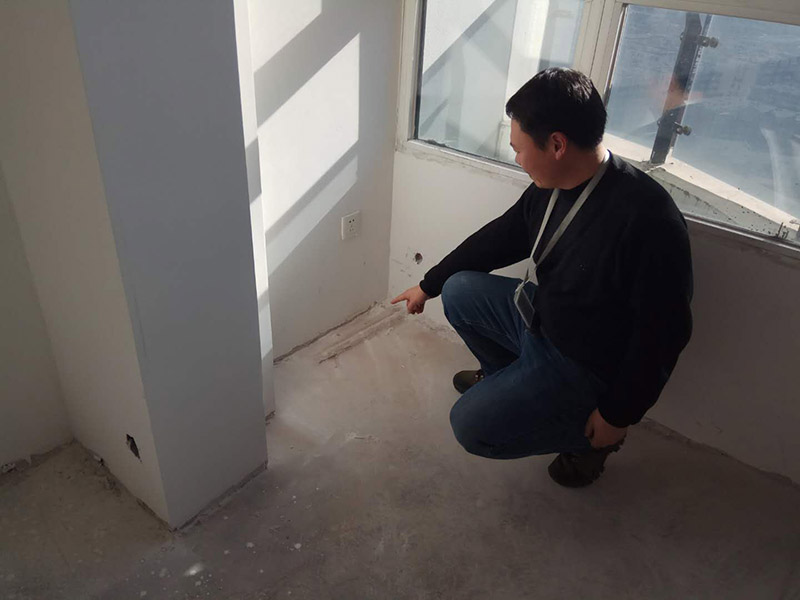 乳膠漆全屋翻新：現(xiàn)場(chǎng)勘測(cè)&mdash;施工準(zhǔn)備&mdash;技術(shù)交底&mdash;搭建簡(jiǎn)易腳手架（頂面粉刷用）&mdash;鏟除脫落起殼粉塵膩?zhàn)油苛蠈?mdash;局部水泥砂漿修復(fù)&mdash;鏟除部位批刮內(nèi)墻膩?zhàn)觾啥刃迯?fù)&mdash;砂光處理&mdash;滿涂?jī)?nèi)墻乳膠漆第一度&mdash;滿涂第二度內(nèi)墻乳膠漆&mdash;自行檢查&mdash;組織驗(yàn)收&mdash;拆除腳手架&mdash;現(xiàn)場(chǎng)清理。