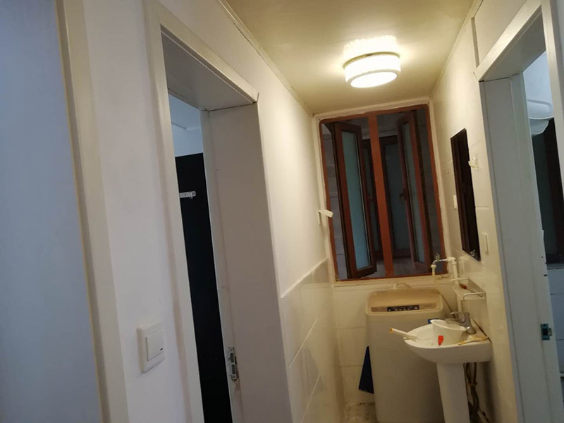 墻面滾乳膠漆施工：毛坯的墻體或者已經(jīng)做好1道膩?zhàn)訉拥姆孔?，基層要求基層必須平整?jiān)固。不得有粉化、起砂、空鼓、脫落等現(xiàn)象。基層不平和坑洼面應(yīng)該配套膩?zhàn)庸纹?。陰陽角必須通過彈墨線來找垂直的鋁通來衡量水平垂直的整度。后一遍膩?zhàn)討?yīng)在前一遍膩?zhàn)油耆珊蠓侥苁┕ぁ? width=