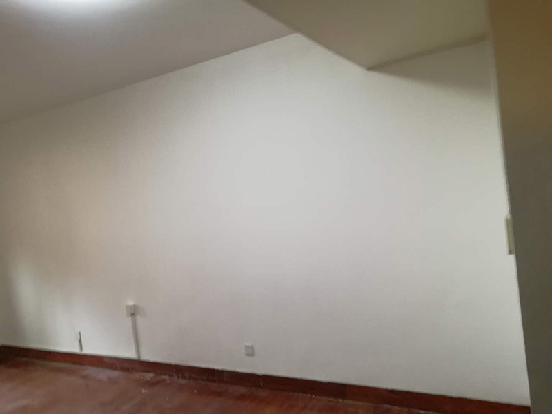 墻面滾乳膠漆施工：毛坯的墻體或者已經(jīng)做好1道膩?zhàn)訉拥姆孔樱鶎右蠡鶎颖仨毱秸麍?jiān)固。不得有粉化、起砂、空鼓、脫落等現(xiàn)象。基層不平和坑洼面應(yīng)該配套膩?zhàn)庸纹?。陰陽角必須通過彈墨線來找垂直的鋁通來衡量水平垂直的整度。后一遍膩?zhàn)討?yīng)在前一遍膩?zhàn)油耆珊蠓侥苁┕ぁ? width=