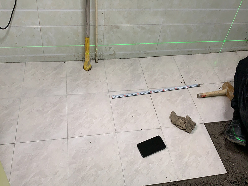 地面貼磚裝修：貼瓷磚有基層處理、彈線控制、排磚、勾縫、擦縫、養(yǎng)護(hù)這些步驟。在做基層處理的時(shí)候，必須將上面的浮土等雜物全部清理干凈，否則會(huì)影響瓷磚粘結(jié)效果。而當(dāng)瓷磚全部鋪貼完成二十四小時(shí)之后，還需對(duì)其進(jìn)行灑水養(yǎng)護(hù)，并且養(yǎng)護(hù)時(shí)間不能低于一周。